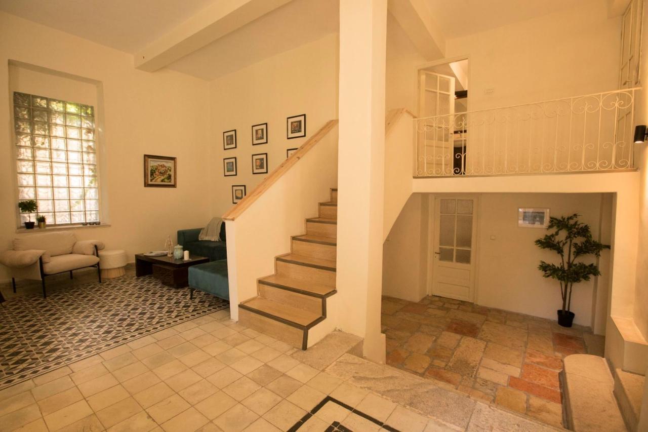 Historic 4-Bedroom Gem With Private Garden, Steps From Old City & Mamila Complex Jerusalem Exterior photo