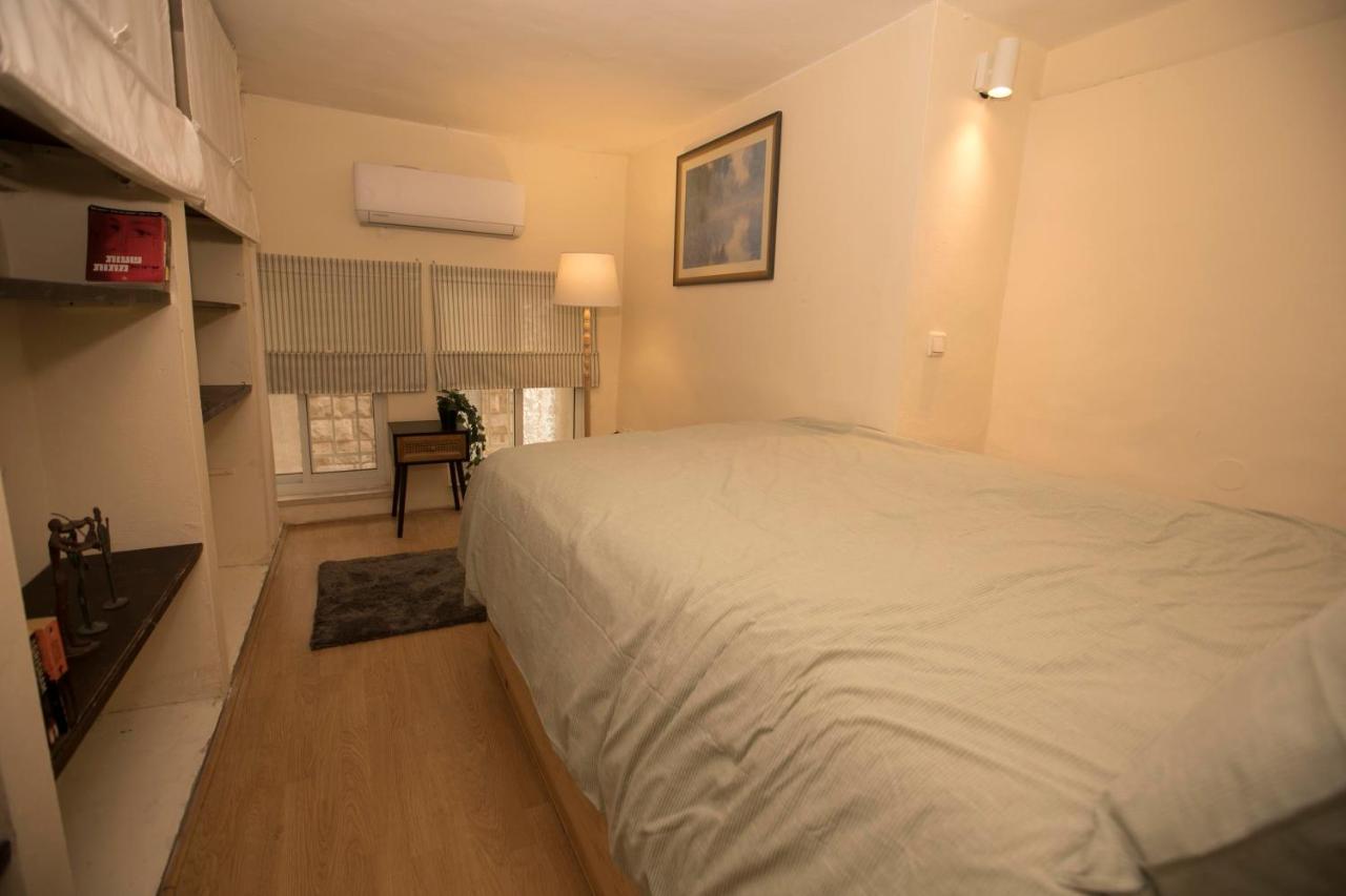 Historic 4-Bedroom Gem With Private Garden, Steps From Old City & Mamila Complex Jerusalem Exterior photo